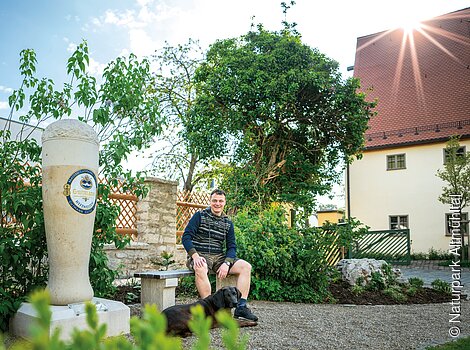Michael Gutmann und Hund Oskar vor der Brauerei Gutmann in Titting
