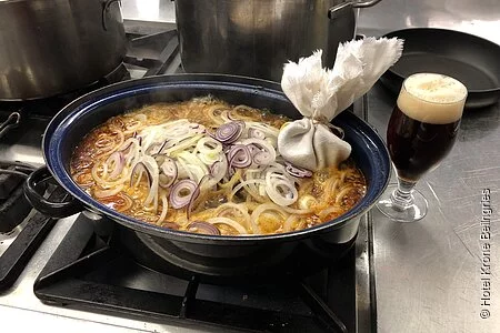 Zwiebelbraten im Topf