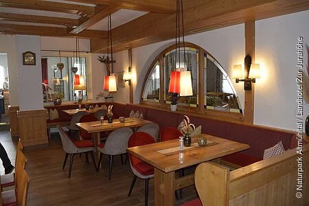 Anblick von Tischen mit Dekoration im Restaurant des Landhotel Zur Jurahöhe
